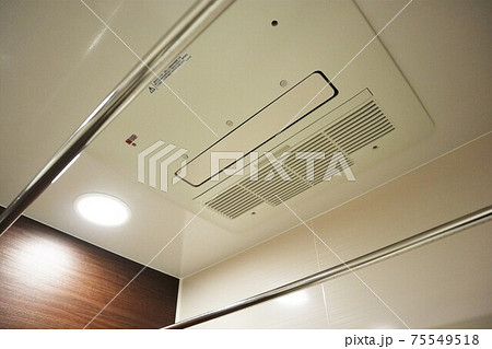お風呂の天井に設置された浴室乾燥機 75549518
