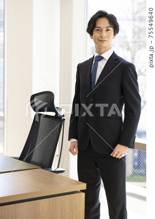 ビジネス、男性ポートレート ビジネス、男性ポートレート 75549640