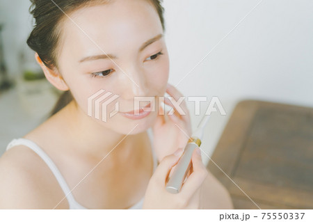20代女性うぶ毛剃り 75550337
