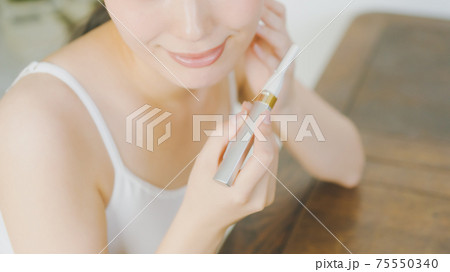 20代女性うぶ毛剃り 20代女性うぶ毛剃り 75550340