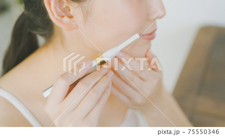 20代女性うぶ毛剃り 20代女性うぶ毛剃り 75550346