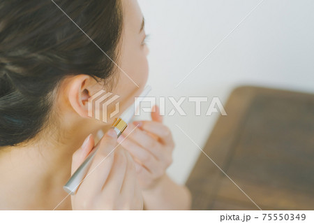 20代女性うぶ毛剃り 75550349