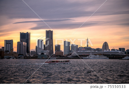 日本の横浜都市景観 横浜みなとみらい新風景。大さん橋、飛鳥Ⅱ、横浜ランドマークタワー… 日本の横浜都市景観 横浜みなとみらい新風景。大さん橋、飛鳥Ⅱ、横浜ランドマークタワー… 75550533