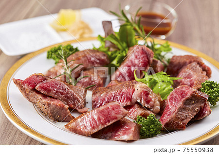高級牛肉ステーキ 7種類の部位の食べ比べコース 高級牛肉ステーキ 7種類の部位の食べ比べコース 75550938
