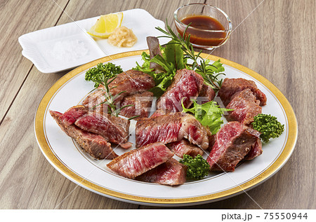 高級牛肉ステーキ　7種類の部位の食べ比べコース 75550944