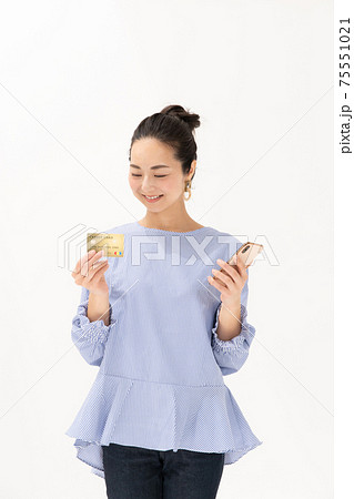 クレジットカード スマホ ミドル女性 クレジットカード スマホ ミドル女性 75551021