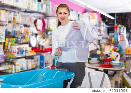 woman is awating for baby and choosing towel 75551598