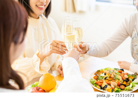 ホームパーティーを楽しむ女子 顔なし ホームパーティーを楽しむ女子 顔なし 75551673