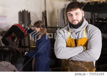 Proffessional young man engineer posing during work 75552103