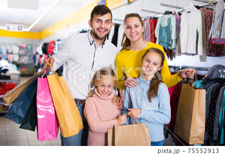 parents with two little girls during family shopping 75552913