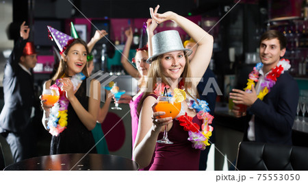 Friendly men and women celebrating birthday 75553050