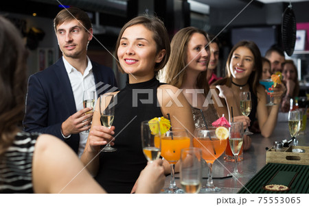 People are talking at the bar counter 75553065