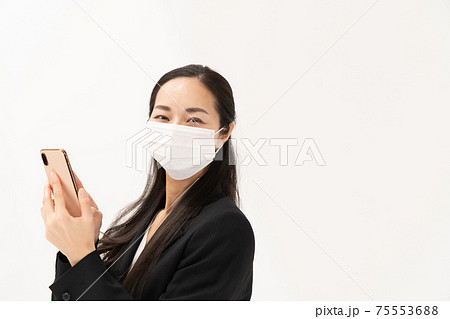 ミドル女性 スマホ マスク ビジネス ミドル女性 スマホ マスク ビジネス 75553688