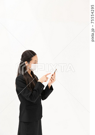 ビジネス ミドル女性 スマホ マスク ビジネス ミドル女性 スマホ マスク 75554295