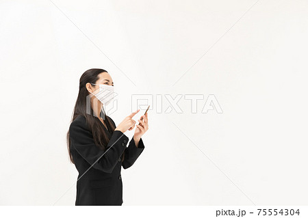 ビジネス　ミドル女性　スマホ　マスク 75554304