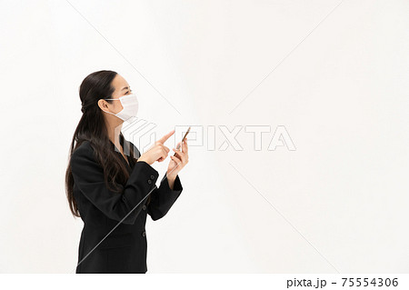 ビジネス　ミドル女性　スマホ　マスク 75554306
