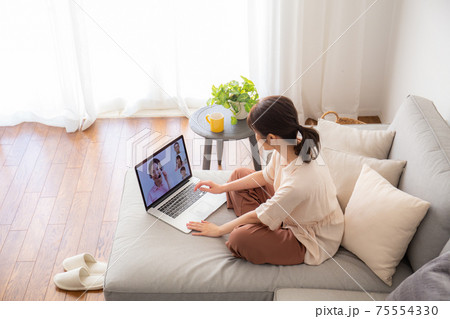 テレワーク中の若い女性 テレワーク中の若い女性 75554330
