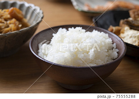 炊きたての白いごはん 炊きたての白いごはん 75555288