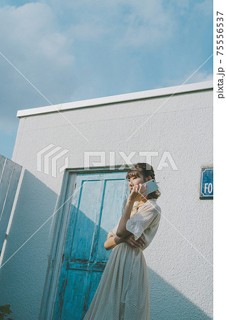 スマホと10代後半女子 75556537