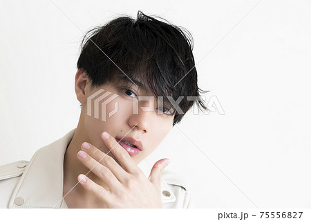 かっこいい男性のポートレート 75556827