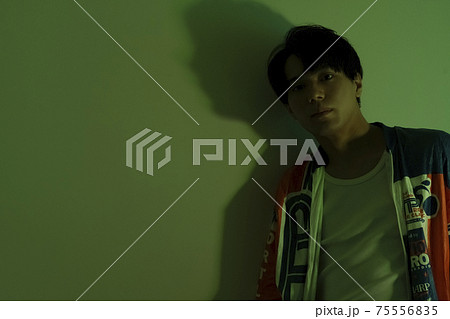 カラーライトと男性のポートレート 75556835