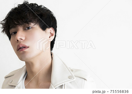 かっこいい男性のポートレート 75556836