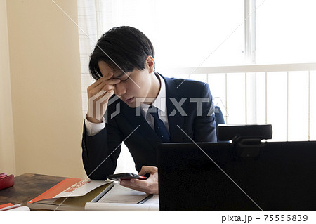 就職活動に失敗した男性 75556839