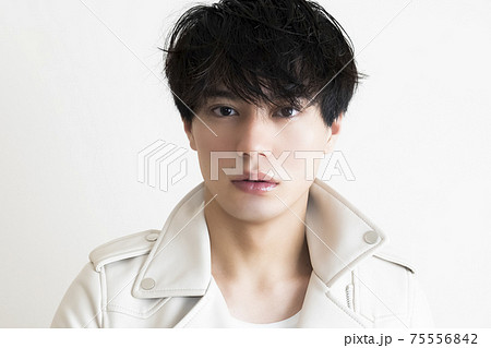 かっこいい男性のポートレート 75556842