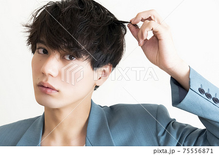 かっこいい男性のポートレート 75556871