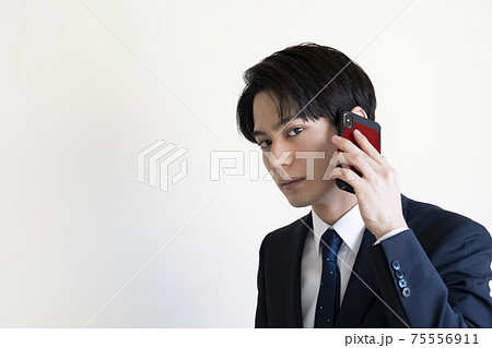 スマホで電話をするビジネスマン 75556911