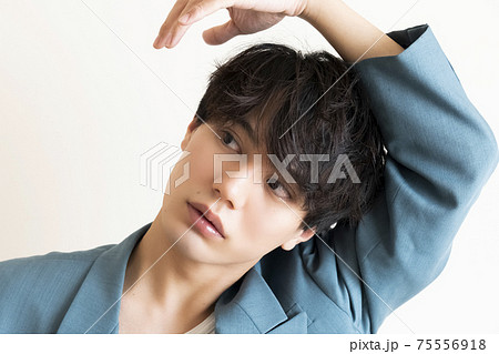 かっこいい男性のポートレート 75556918