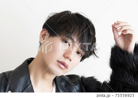 かっこいい男性のポートレート かっこいい男性のポートレート 75556925