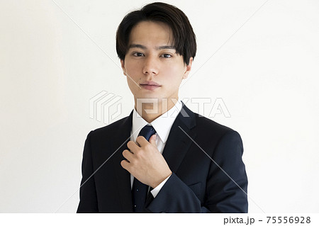 スーツを着た男性のポートレート 75556928