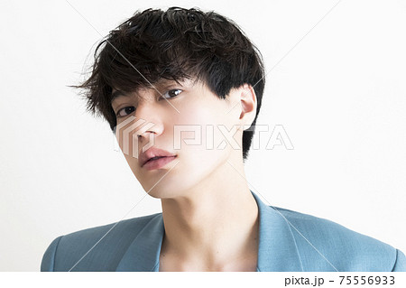 かっこいい男性のポートレート 75556933