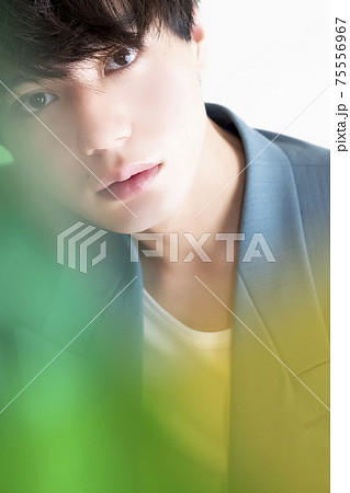 カラフルな男性のポートレート 75556967