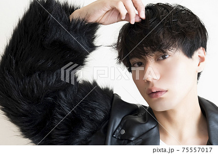 かっこいい男性のポートレート かっこいい男性のポートレート 75557017