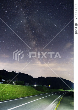 初夏の星景色　山里の空に流れる天の川 75557528