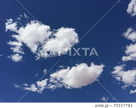 青空に浮かぶハート型の雲の写真素材