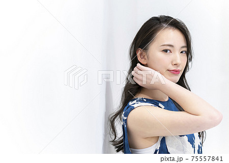 ビューティーイメージ  女性　美白　横向き 75557841