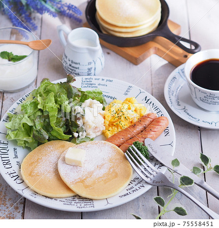 朝食 パンケーキのワンプレートの写真素材