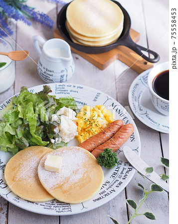 朝食 パンケーキのワンプレートの写真素材