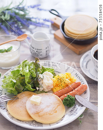 朝食 パンケーキのワンプレートの写真素材