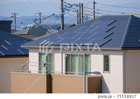 ソーラーパネルのある家 太陽光 発電 エコシステム ソーラーパネルのある家 太陽光 発電 エコシステム 75558917