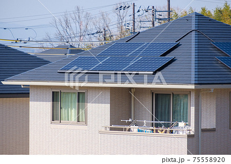 ソーラーパネルのある家　太陽光　発電　エコシステム 75558920