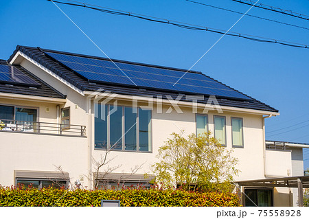 ソーラーパネルのある家　太陽光　発電　エコシステム 75558928