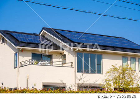 ソーラーパネルのある家　太陽光　発電　エコシステム 75558929