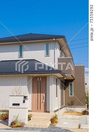 青空とモデルハウス　新興住宅地　住宅地イメージ 75559292