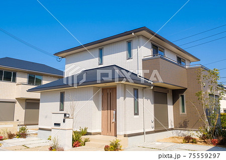 青空とモデルハウス　新興住宅地　住宅地イメージ 75559297