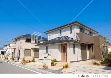 青空とモデルハウス 新興住宅地 住宅地イメージ 青空とモデルハウス 新興住宅地 住宅地イメージ 75559298