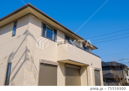 青空とモデルハウス　新興住宅地　住宅地イメージ 75559300